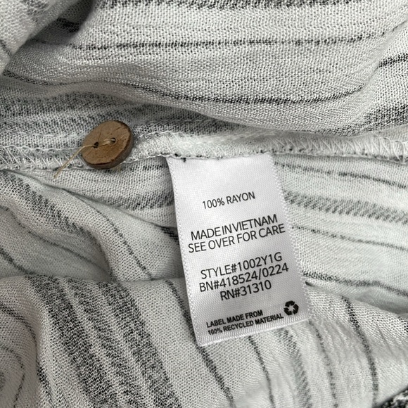 NWOT Printed Off-The-Shoulder Elbow-Sleeve Top - Picture 8 of 8